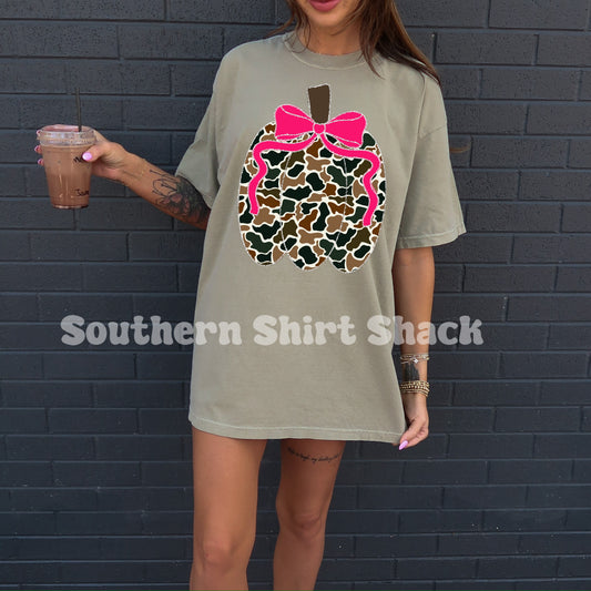 Duck Camo Pumpkin with Hot pink bow | Khaki comfort colors tee