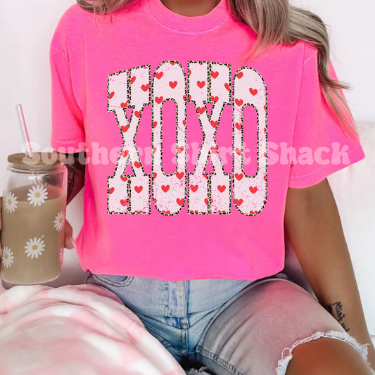 XOXO leopard & hearts Comfort Colors tee | Neon Pink