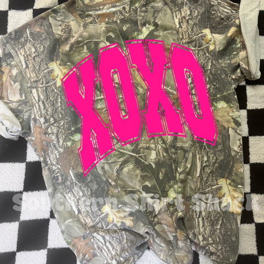 Oversized hot pink XOXO | Green Camo Tee