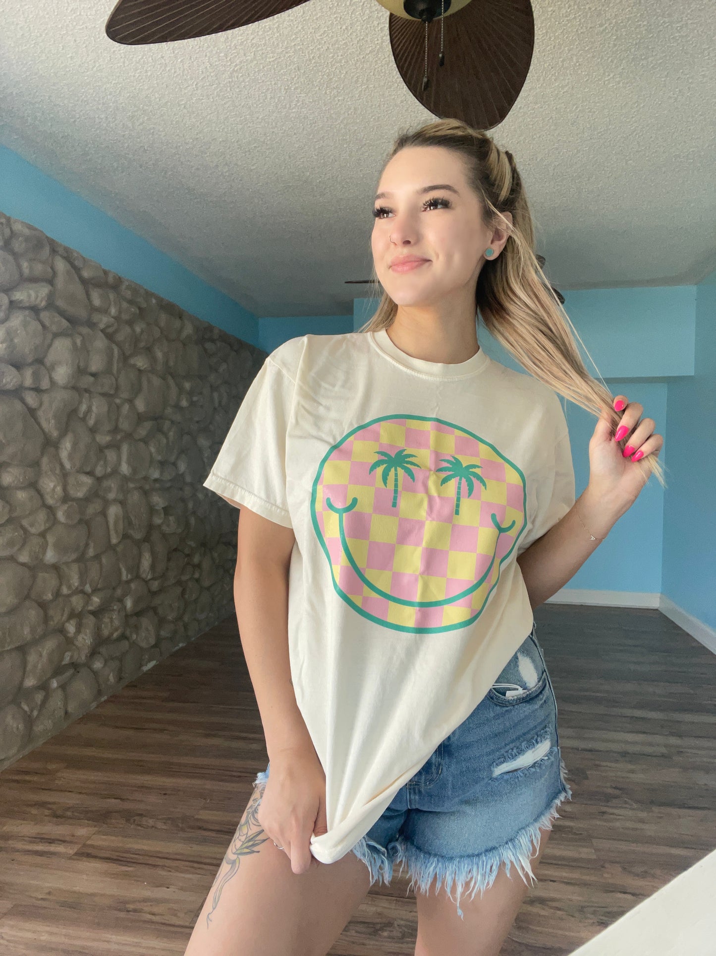 California Dreaming Smiley Palm | Comfort Colors Tee